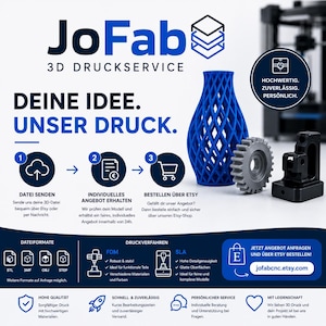 Könnte beinhalten: Werbung für 3D-Druckdienstleistungen. Das Bild zeigt eine blaue Vase, ein graues Zahnrad und ein schwarzes Objekt, die die Qualität der Drucke zeigen. Der Text lautet "JoFab 3D Druckservice" und "DEINE IDEE. UNSER DRUCK."