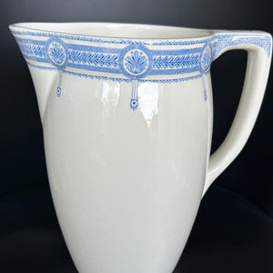 Brocca antica in ceramica Keramis "Flandria" di Boch Frères • Brocca in gres porcellanato blu e bianco • Ceramica belga del 1900 circa • Decorazione shabby chic in stile rustico •