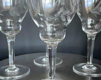 Taças de água de cristal gravado vintage • Conjunto de 2 taças florais + 2 taças lascadas de bônus • Taças de vinho de meados do século • Taças de reposição •