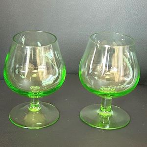 Set di 2 • Bicchiere da brandy vintage in vetro all'uranio • Piccolo bicchiere da liquore in vetro verde vaselina • Vetro artistico di metà secolo • Vetro luminoso •