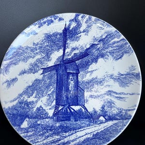 Piatto vintage Boch Freres La Louviere in Delft blu • Piatto decorativo da parete con scena di mulino a vento belga • Ceramica belga di metà secolo •