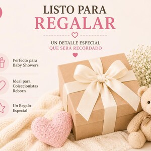 May include: A square cardboard gift box tied with a cream-colored satin ribbon bow, accompanied by a small pink textured heart, a light brown plush teddy bear with a matching bow, and text reading LISTO PARA REGALAR and other Spanish phrases.