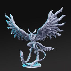 Op de afbeelding: Gedetailleerde sculptuur van een mythisch vogelachtig wezen met uitgespreide vleugels. De figuur is voornamelijk grijs met ingewikkelde veerdetaillering, geposeerd op een cirkelvormige basis. De vleugels zijn wijd gespreid en de staart buigt sierlijk.