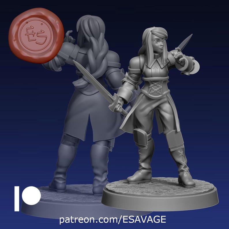 Puede incluir: Figura impresa en 3D de una guerrera, sosteniendo una espada y una daga, con una segunda figura en el fondo. La figura lleva armadura y botas. Un sello de cera rojo con las iniciales "ES" es visible. El texto "patreon.com/ESAVAGE" est&aacute; en la parte inferior.