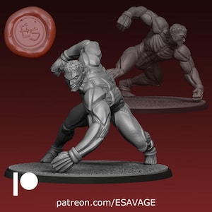 Op de afbeelding: Een grijze 3D-geprinte figuur van een gespierde humanoïde figuur in een dynamische pose, met een tweede figuur op de achtergrond. De figuur staat op een cirkelvormige basis. De afbeelding bevat de tekst "patreon.com/ESAVAGE".