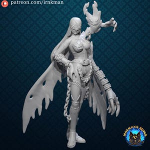 Può includere: Figurina grigia stampata in 3D di un personaggio fantasy femminile. La figura ha un volto cucito, un mantello fluente e dettagli a catena. Una creatura spettrale si libra vicino alla spalla destra del personaggio. Una miniatura da collezione.