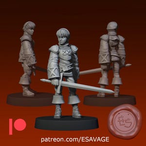 Może przedstawiać: Szara miniatura 3D młodego rycerza w zbroi, trzymającego miecz. Figurka stoi na czarnej podstawie. Widoczne są dwie dodatkowe figurki, a także logo Patreon i tekst "patreon.com/ESAVAGE".
