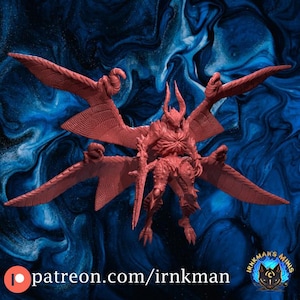 Peut inclure: Une figurine miniature rouge détaillée d'une créature ailée avec un torse humanoïde, des cornes et une épée. La figurine a plusieurs ailes et une surface texturée. Le texte "patreon.com/irnkman" est visible.