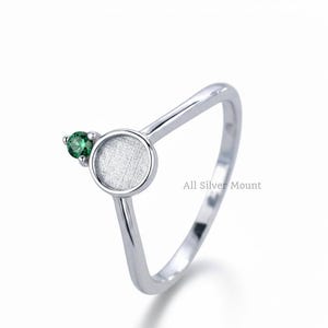 Könnte beinhalten: Rustikales Holzschild mit dem Text "Welcome to our home" in weißer Schrift. Das Schild hat eine Used-Optik und ein schlichtes, einladendes Design, perfekt für eine Veranda oder einen Eingangsbereich.