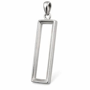 Puede incluir: Un colgante rectangular plateado con un lazo para una cadena. El colgante tiene un diseño hueco y abierto, con una superficie pulida y reflectante. El colgante es una pieza de joyería minimalista.