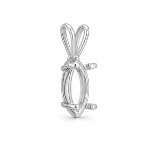 Peut inclure: Un sertissage de pendentif argenté en forme de marquise. Il comporte une boucle pour une chaîne et des griffes pour fixer une pierre précieuse. Le pendentif est en métal poli.