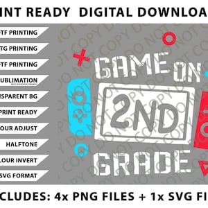 Könnte beinhalten: Eine weiße Keramiktasse mit schwarzem Henkel und dem Text "But First, Coffee" in handschriftlichem Stil. Die Tasse steht auf einer weißen Oberfläche. Die Tasse ist etwa 10 cm hoch.