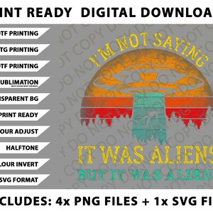 Könnte beinhalten: Digitaler Download-Grafik mit dem Text "I'm not saying it was aliens but it was aliens" in Gelb und Blaugrün. Das Design zeigt einen Retro-Sonnenuntergang mit einem UFO. Enthält 4 PNG-Dateien und 1 SVG-Datei.