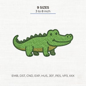 Può includere: Un disegno per ricamo di un coccodrillo verde con pancia verde chiaro ed espressione sorridente. Il testo 9 SIZES 3 to 8 inch è visualizzato sopra, e i formati file EMB, DST, CND, EXP, HUS, JEF, PES, VP3, XXX sono elencati sotto.