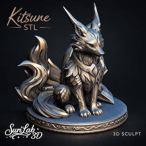 Peut inclure: Une figurine de renard Kitsune sculptée en 3D, aux tons métalliques. Le renard est assis sur une base ronde avec des détails ornés. Le texte "Kitsune STL" et "3D Sculpt" est inclus.