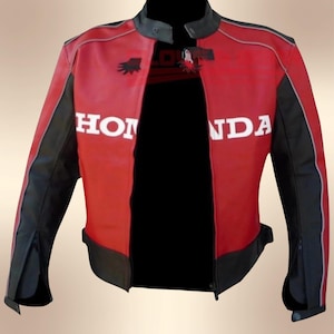 Pode incluir: Uma bandeja de servir de madeira feita à mão com acabamento natural. A bandeja retangular tem cantos arredondados e bordas elevadas, com duas alças. O grão da madeira é visível, adicionando charme rústico. Mede aproximadamente 30 cm x 20 cm.