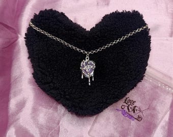 Colar Gargantilha Corrompido - roxo: gargantilha em aço inoxidável com pingente de coração em pedra roxa derretida em liga de zinco