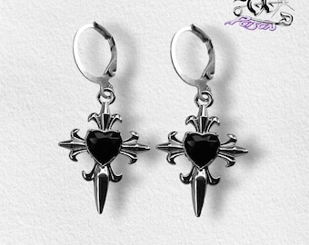 Brincos de argola Noir: argolas em aço inoxidável com pingentes de cruz gótica em liga de zinco e gemas pretas.