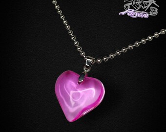 Colar Coração de Vidro: corrente de aço inoxidável com pingente de coração de vidro rosa.