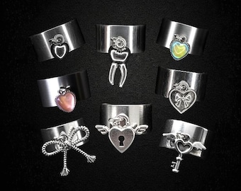 Anéis com Pingente: anel de aço inoxidável com pingente de liga de zinco, joia alternativa que chama a atenção (8 variações)