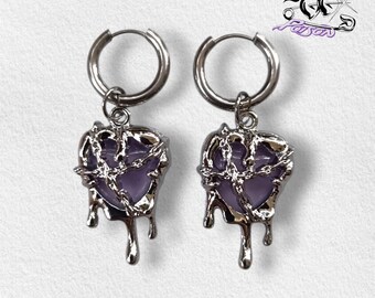 Brincos de argola corrompidos - roxo: brincos de aço inoxidável com pingentes de coração derretido em liga de zinco e pedra roxa.