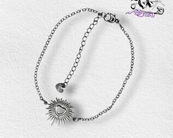 Tornozeleira SOLAR: tornozeleira minimalista em corrente de aço inoxidável com pingente de coração em formato de raio de sol.