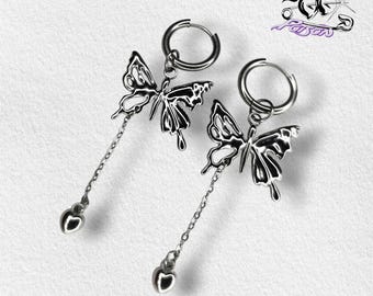 Edição Limitada • Brincos de Argola Metamorfose: brincos em aço inoxidável com corrente, pingente de borboleta e coração em liga de zinco.