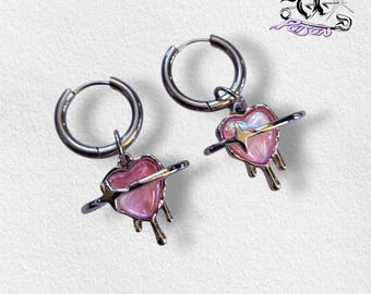 Brincos de argola com coração holográfico: argolas de aço inoxidável com pingentes de coração holográfico iridescente em liga de zinco, representando um universo derretido.