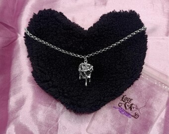 Colar Gargantilha Corrompido - preto: gargantilha em aço inoxidável com pingente de coração em liga de zinco com pedra preta derretida