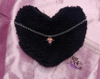 Colar Gargantilha Coração Holográfico: gargantilha de corrente de aço inoxidável com pingente de coração holográfico rosa iridescente representando um universo derretido