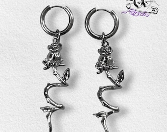 Brincos de argola Roses In Ruin: argolas de aço inoxidável com pingentes robustos de rosa em liga de zinco, em tom escuro e estilo romântico.