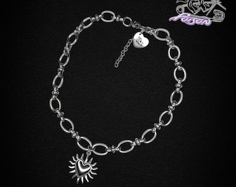 Colar gargantilha Lovesick: corrente de aço inoxidável com pingente de sol em forma de coração.