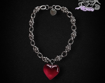 Colar Gargantilha Coração de Vidro Eterno: gargantilha robusta em aço inoxidável com um grande pingente de coração de vidro vermelho.