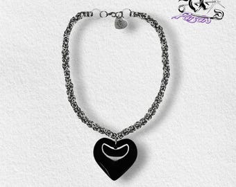 Gargantilha Venom com Coração de Vidro: gargantilha marcante com corrente grossa em aço inoxidável e pingente grande de coração de vidro preto.