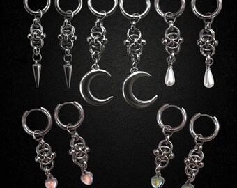 Brincos de argola em cota de malha: brincos pendentes góticos em aço inoxidável, com lua crescente, spike, pérola e corações iridescentes (5 variações)