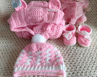 Conjunto de ganchillo para bebé de 3 a 6 meses – Conjunto rosa de punto con gorro y patucos – Regalo para niña – Juguete incluido