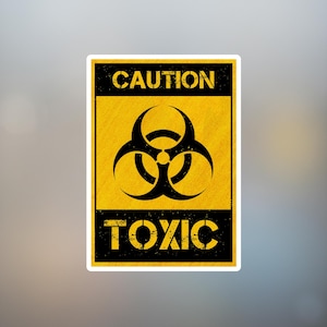 Puede incluir: Un letrero de advertencia rectangular amarillo y negro con las palabras "CAUTION" y "TOXIC" en letras mayúsculas en negrita. El letrero presenta un símbolo de peligro biológico negro en el centro.