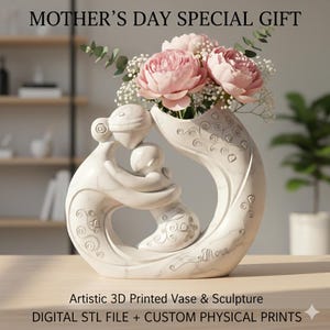 Op de afbeelding: Een witte vaas met een ontwerp van een moeder en kind die elkaar omarmen, gevuld met roze bloemen en groen. De vaas heeft decoratieve krullen en harten. Tekst bovenaan luidt "MOTHER'S DAY SPECIAL GIFT". Onderaan staat "Artistic 3D Printed Vase & Sculpture".