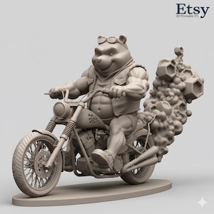 Peut inclure: Figurine imprimée en 3D d'un ours conduisant une moto, portant des lunettes de soleil et un gilet. La moto a un moteur et des tuyaux d'échappement détaillés. Un nuage de fumée en forme de nid d'abeilles suit la moto. Le logo Etsy est en haut à droite.