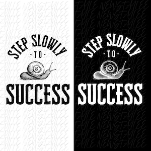 Puede incluir: Una taza de cerámica blanca con un asa negra y el texto "But First, Coffee" en negrita negra. La taza se encuentra sobre un fondo neutro, resaltando su diseño sencillo.