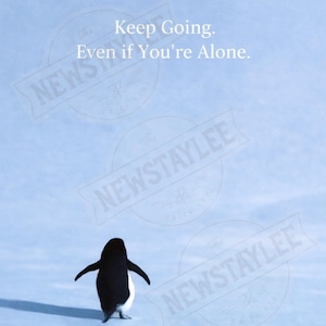 Könnte beinhalten: Ein Pinguin steht allein auf einem hellblauen Hintergrund. Der Pinguin ist schwarz und weiß. Der Text "Keep Going. Even if You're Alone." befindet sich oben im Bild.
