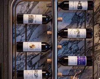 Eleganza moderna: portabottiglie a parete in acciaio inox – Elegante esposizione orizzontale.