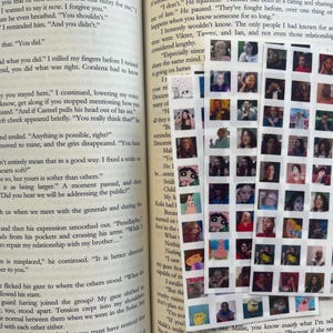 Könnte beinhalten: Zwei Stickerbögen mit kleinen, quadratischen Bildern von verschiedenen Personen und Cartoon-Charakteren liegen auf einem offenen Buch. Die Seiten des Buches zeigen gedruckten Text. Die Aufkleber zeigen eine vielfältige Auswahl an Gesichtern und Charakteren.