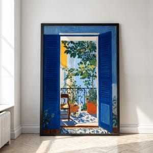 Könnte beinhalten: Ein gerahmtes Gemälde zeigt eine offene Tür mit leuchtend blauen Fensterläden, die einen sonnigen Balkon enthüllt. Eine Katze sitzt neben einem Holzstuhl und Topfpflanzen, mit einem schmiedeeisernen Geländer vor einem blauen Himmel.