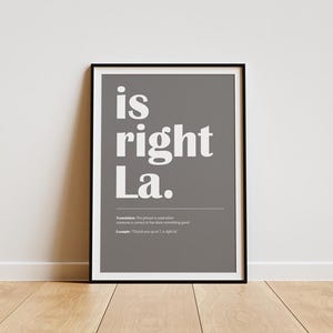 Könnte beinhalten: Ein gerahmtes Poster mit den Worten "is right La." in großer weißer Schrift auf grauem Hintergrund. Das Poster enthält eine Definition und einen Beispielsatz in kleinerer Schrift. Der Rahmen ist schwarz.