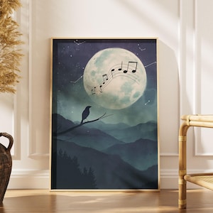 Può includere: Una stampa artistica incorniciata raffigura un paesaggio notturno con una grande luna blu pallido. Una silhouette di uccello è posata su un ramo, con note musicali che emanano dalla luna. Lo sfondo presenta montagne blu scuro e un cielo stellato.