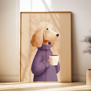Könnte beinhalten: Gerahmter Kunstdruck mit einem Cartoon-Pudel, der einen lila Pullover trägt und eine dampfende Kaffeetasse hält. Der Pudel hat hellbraunes Fell und eine dunkelbraune Nase. Der Hintergrund ist ein neutrales Beige.