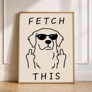 Könnte beinhalten: Ein gerahmter Kunstdruck mit einer schwarzen Strichzeichnung eines Hundes, der eine Sonnenbrille trägt und mit beiden Pfoten den Mittelfinger zeigt. Der Text FETCH steht über dem Hund und der Text THIS steht darunter auf einem cremefarbenen Hintergrund.