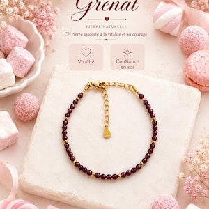 Può includere: Un braccialetto delicato con piccole perle di granato rosso scuro sfaccettate alternate a minuscole sfere di metallo dorato. Il gioiello include una catenella di estensione dorata con un piccolo ciondolo testurizzato a forma di goccia.