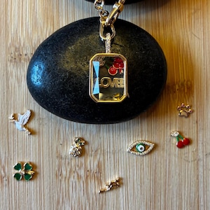 Collana con medaglione in vetro con mini ciondoli galleggianti / Gioielli ricordo personalizzati per i ricordi